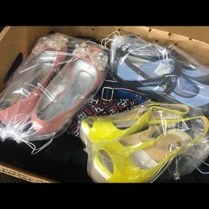 LOT OF WOMANS/JUNIORS CLOTHING FOR RESALE.